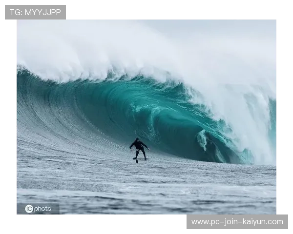 冲浪摄影师捕捉超巨浪画面，选手置身海之巨口