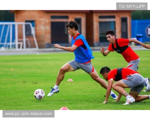 法兰克福恩迪卡在训练中对抗强度十足