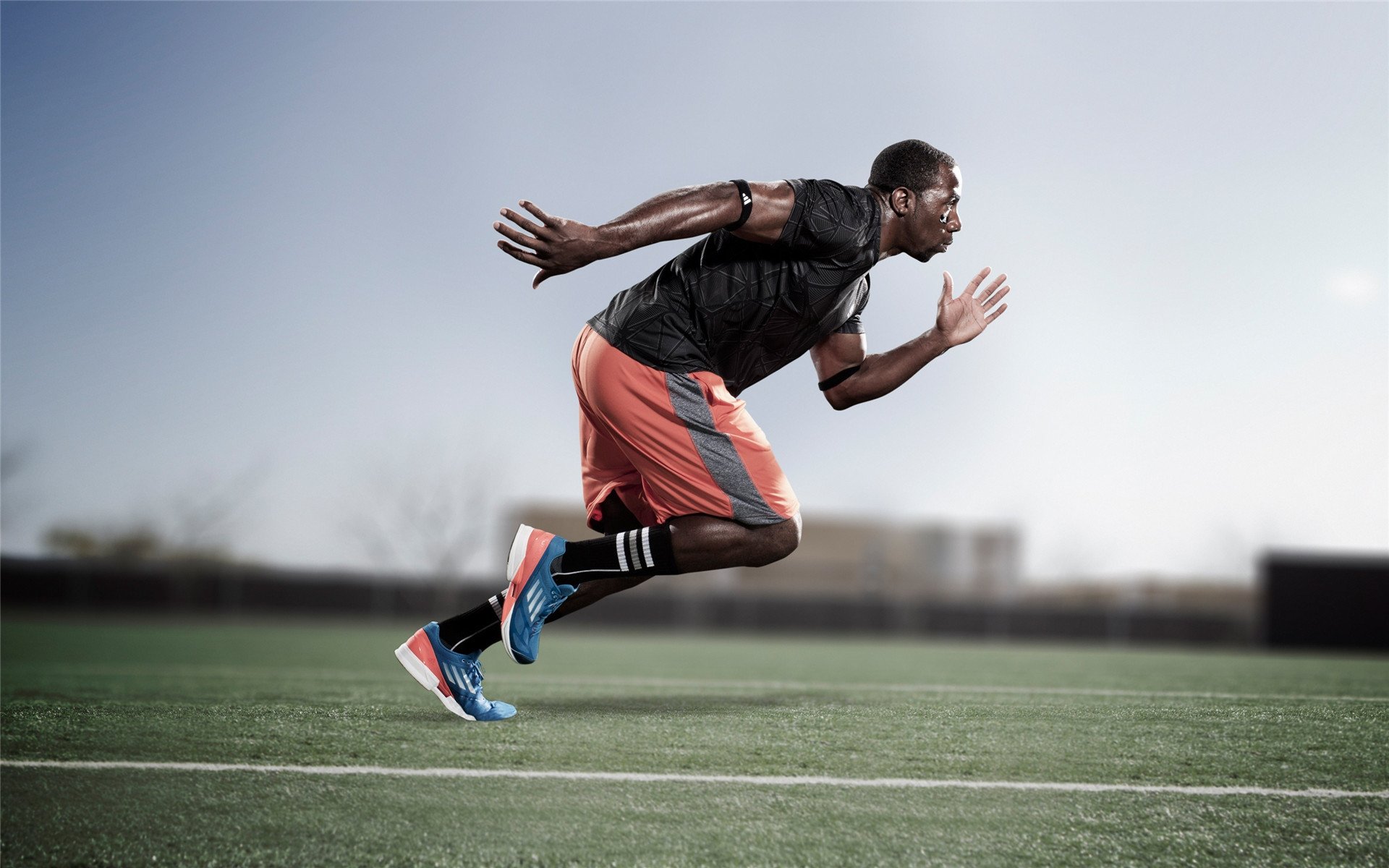 中国短道速滑队展开冬训，年轻队员逐渐成长，中国短道速滑队队服