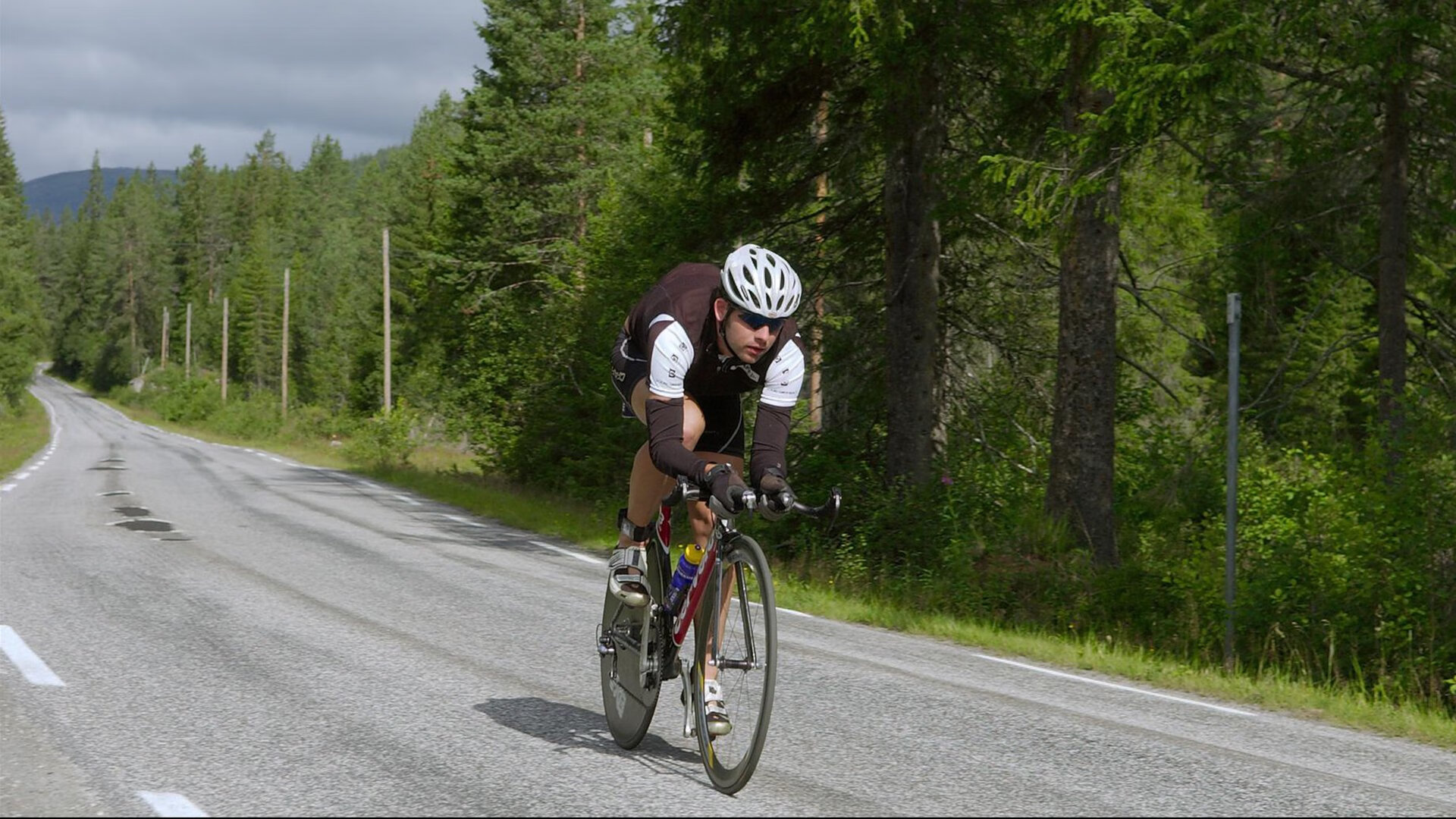 国际铁人三项赛事考验运动员耐力极限，世界铁人三项锦标赛的要求是长跑多少